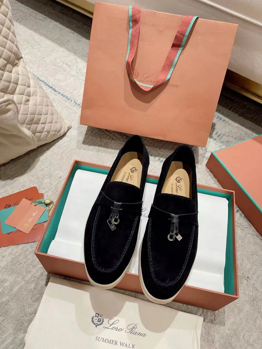Factory price: 520💰4050 new color. Original purchase, 1⃣️: 1⃣️ folded and developed, Loro Piana professional model to try on feet, quality purchase level, flash sale of common products on the market, welcome to compare, original packaging. Fabric: Imported from Italy🐑High mercerized shearling, Lining: Hand-sewn mark thread in water-dyed cowhide imported from Italy🧵, high-end and elegant. Comfortable on the feet. Size: Women's 35-42 (41, 42) customized, non-returnable, men's 38-45 (46, 47, 48) customized, non-refundable. Fashionable boutiques that you can’t miss, a must-have item